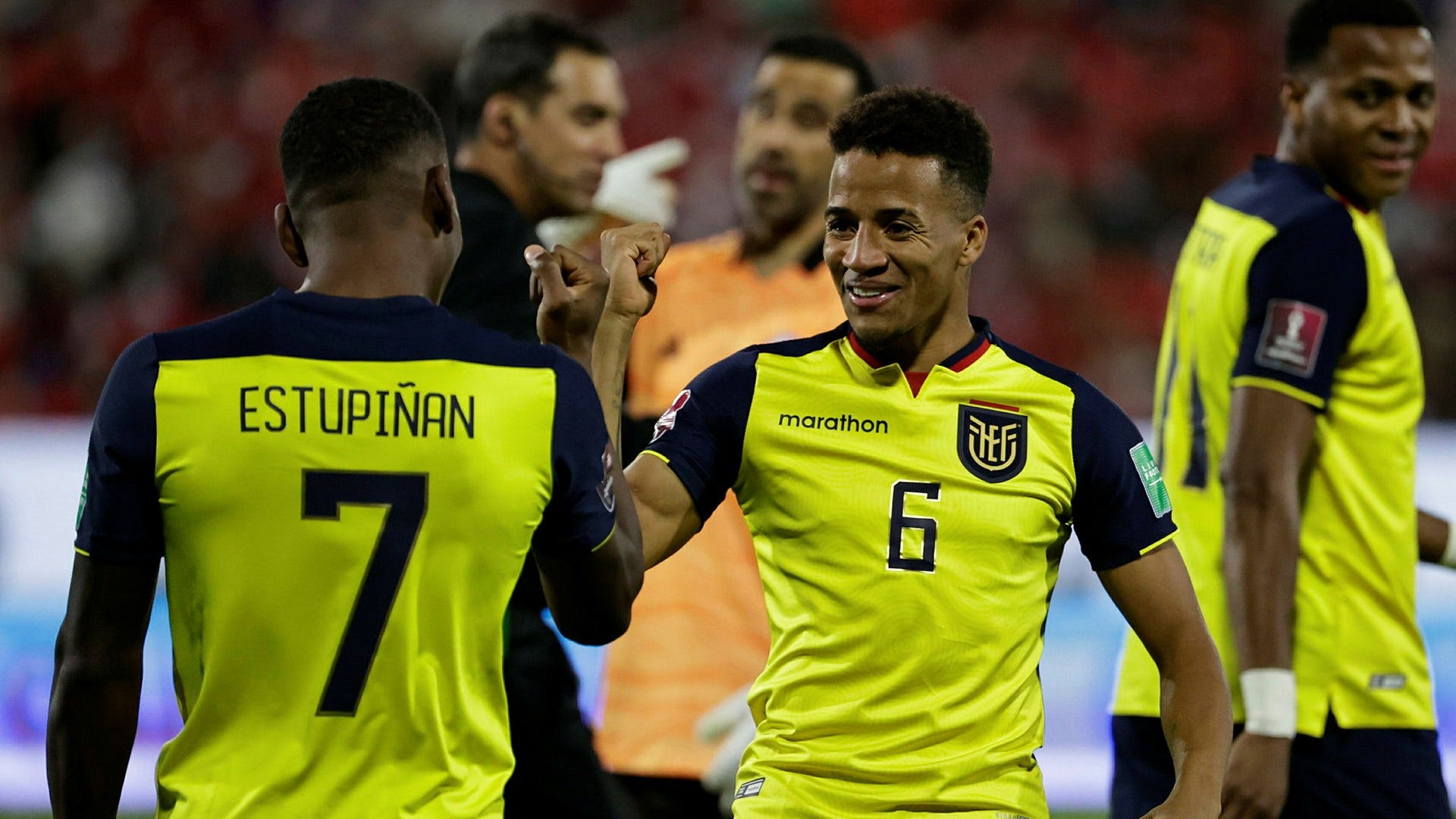 Ecuadors Byron Castillo, i mitten, i VM-kvalmatchen mot Chile i november.