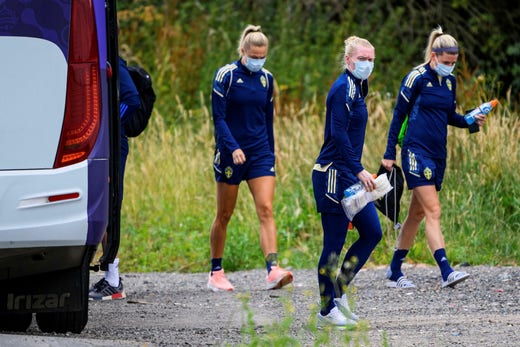 Fridolina Rolfö, Hedvig Lindahl och Olivia Schough på väg till torsdagens träning.
