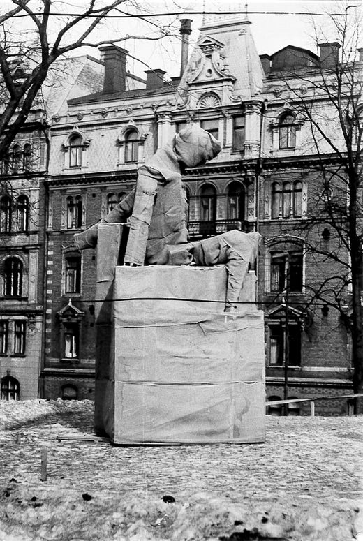 Tegnérlunden i slutet av mars 1942. Här ses en av de atrapper som användes för att hitta bästa tänkbara placering.