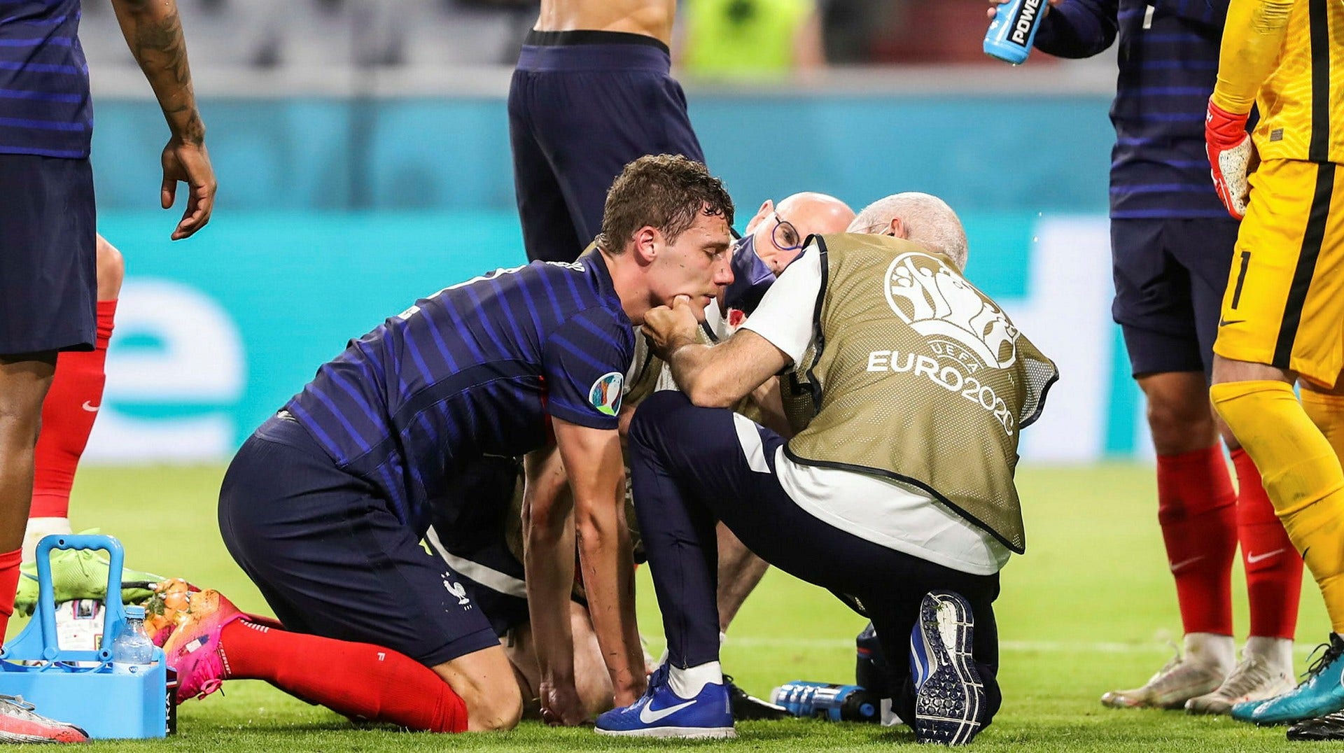 Benjamin Pavard undersöks efter smällen i matchen mot Tyskland. Läkaren bedömde inte att han behövde byta.