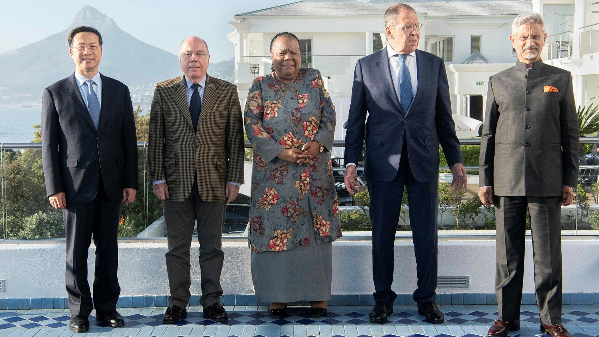 Kinas vice utrikesminister Ma Zhaoxu, Brasiliens utrikesminister Mauro Vieira och hans kollegor Naledi Pandor från Sydafrika, Sergej Lavrov från Ryssland samt Subrahmanyam Jaishankar från Indien, fotograferade på ett lyxhotell i Kapstaden där de träffades i veckan.