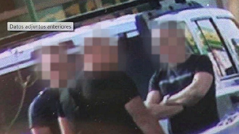 En 44-årig narkotikahandlare från Stockholm (längst till höger) filmas av spansk polis i samband med ett möte i utkanten av Marbella.