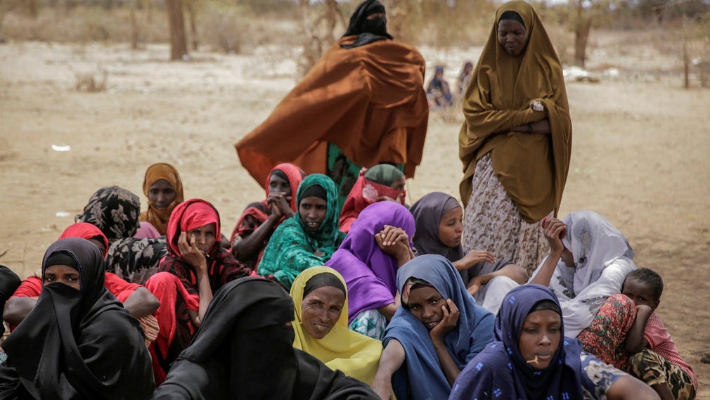 Organisationer som DN pratat med är eniga om att en biståndssänkning skulle få förödande konsekvenser för ett stort antal människor. Bilden är från byn Wagalla i norra Kenya under ett besök av World Food Program.
