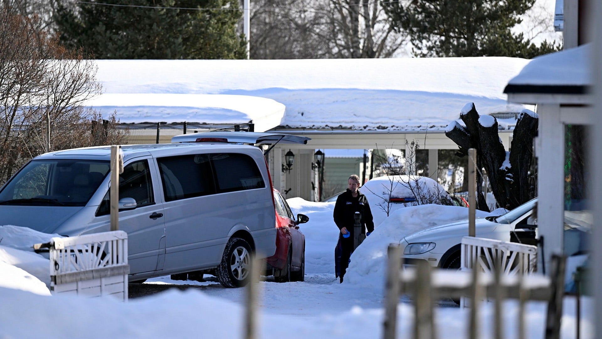 Två personer hittades döda i ett villaområde i Luleå på torsdagsmorgonen.