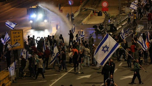 Isrelisk polis använder vattenkanon för att skingra demonstranter i Tel Aviv.