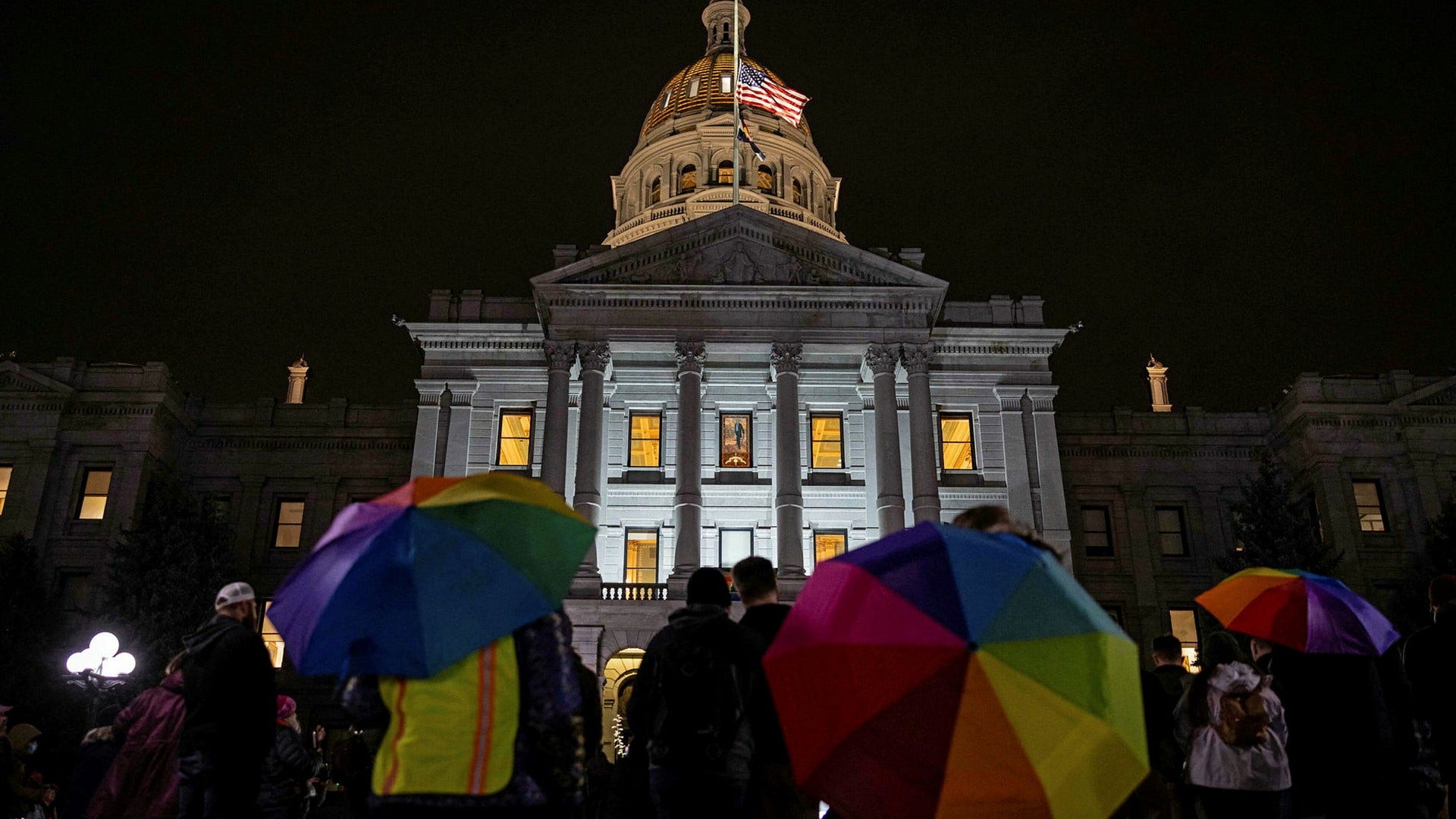 Sörjande under en minnesstund för de dödade i skjutningen på en gayklubb, utanför stadshuset i Colorado Springs.