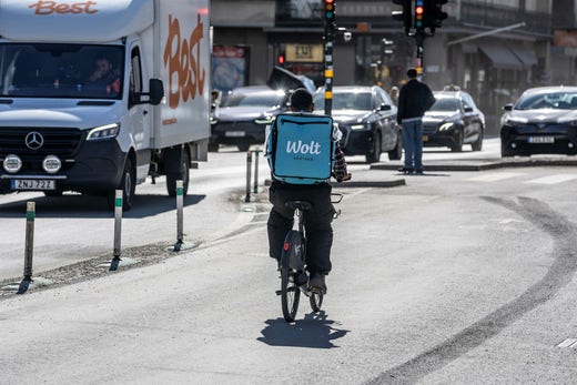 Stockholms hyrcyklar får villkoren inte användas för kommersiella ändamål, men de har blivit populära färdmedel för matbud. Här en från Wolt som använder sig av en.