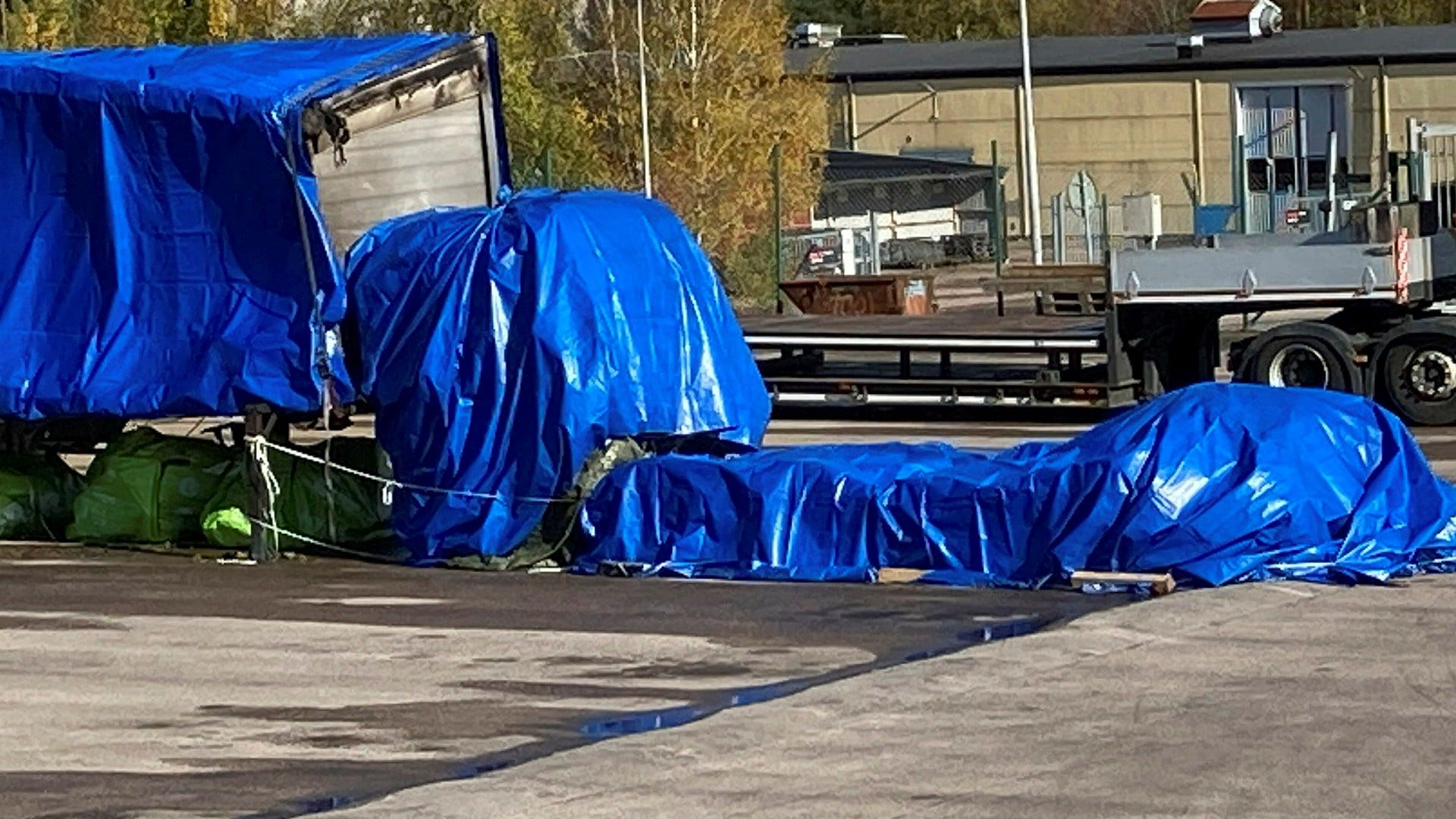 Nästan ingenting är kvar av lastbilens främre dragdel, efter kollisionen med den livvaktsbil som konstnären Lars Vilks och två polisanställda färdades i. Lastbilen bärgades och står uppställd några mil från platsen.