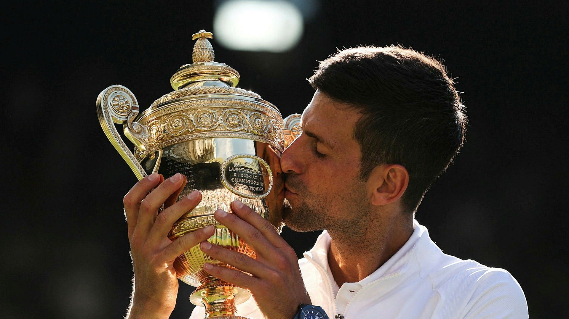Novak Djokovic kysser Wimbledonbucklan för sjunde gången.