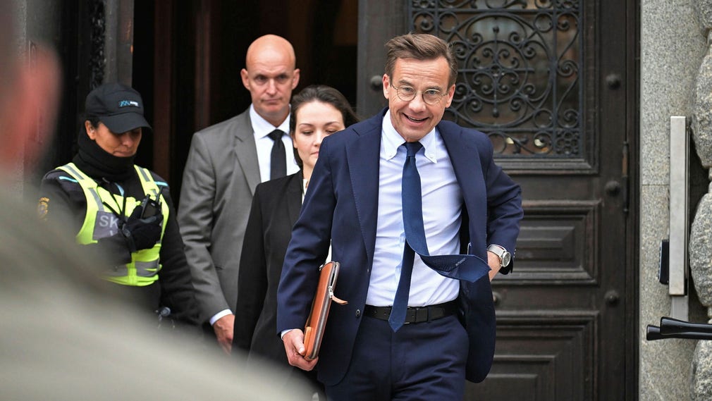 Moderatledaren Ulf Kristersson på väg till första talmansrundan i riksdagen. Han borde skippa tanken på att samarbeta med SD och i stället bilda regering med Socialdemokraterna, Centerpartiet och Liberalerna, anser insändarskribenten.