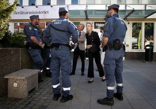 ”Vi är beredda att hjälpa polisen genom mer kamerabevakning, men det tar ett år att få vår ansökan om tillstånd prövad. Det är orimligt”, anser Anna König Jerlmyr (M), finansborgarråd i Stockholm.