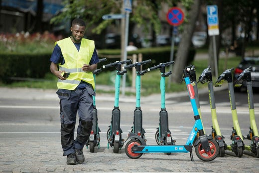 Mustapha Kwamena möter ofta nyfikna frågor från allmänheten när han utför service på elsparkcyklar.