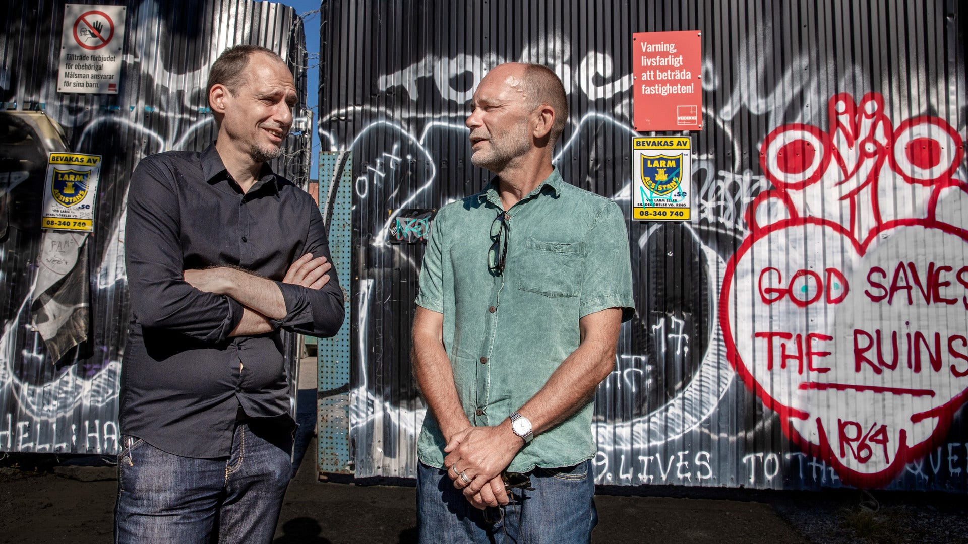 Konstnären och förläggaren Jon Brunberg, till vänster och Färgfabrikens konstnärlige ledare Joachim Granit deltar i manifestationen.