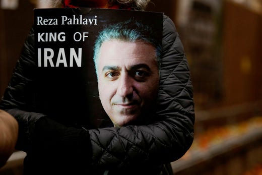 Monarkisterna är en grupp inom den exiliranska oppositionen, som hoppas på att Reza Pahlavi ska ta makten och skapa en demokratisk, sekulär monarki i Iran. Hur stort stöd den har bland de 80 miljoner iranier som bor i Iran är oklart.