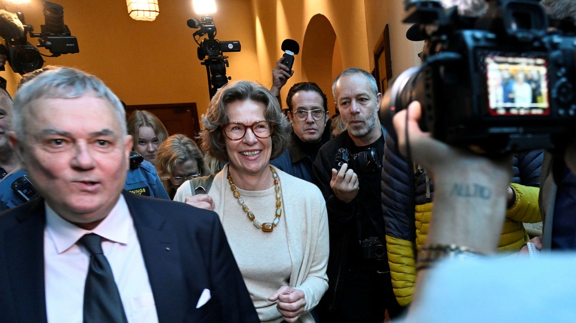 Birgitte Bonnesen med sin advokat Per E Samuelsson (tv) under förhandlingarna i Stockholms tingsrätt.