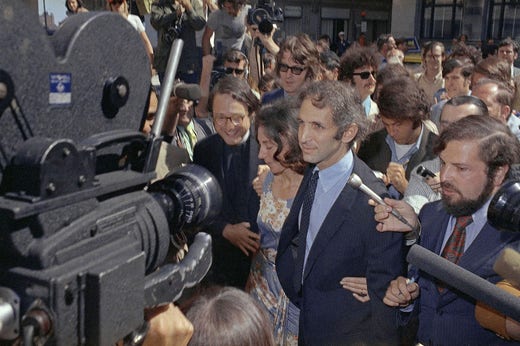 Daniel Ellsberg lämnar den federala domstolsbyggnaden i Boston den 28 juni 1971. Han har erkänt att han lämnat hemliga dokument om Vietnam till pressen. Nu riskerar han 115 års fängelse.