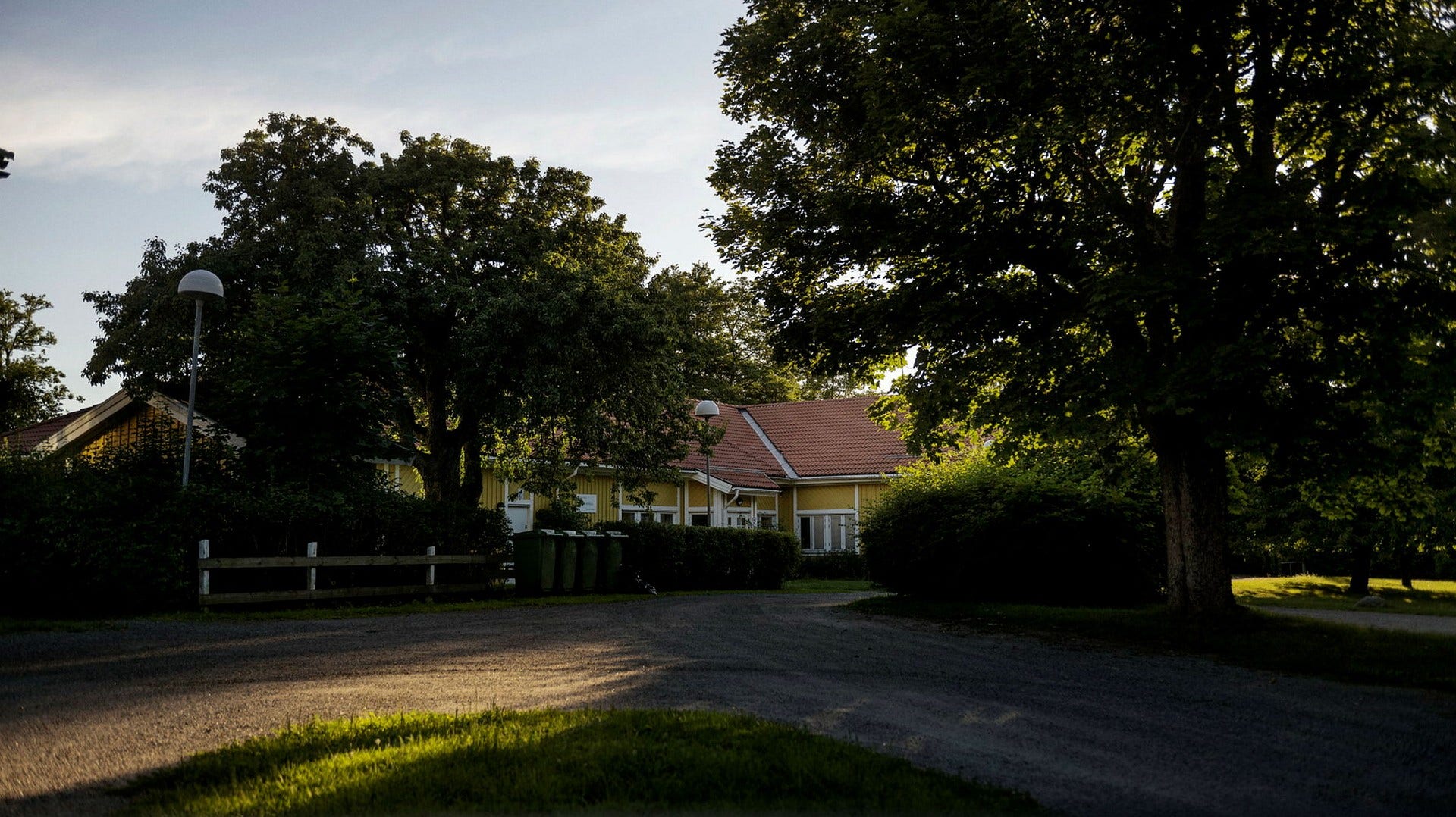 Fem minderåriga pojkar bodde på HVB-hemmet i Tyresö när det stängdes i förra veckan.