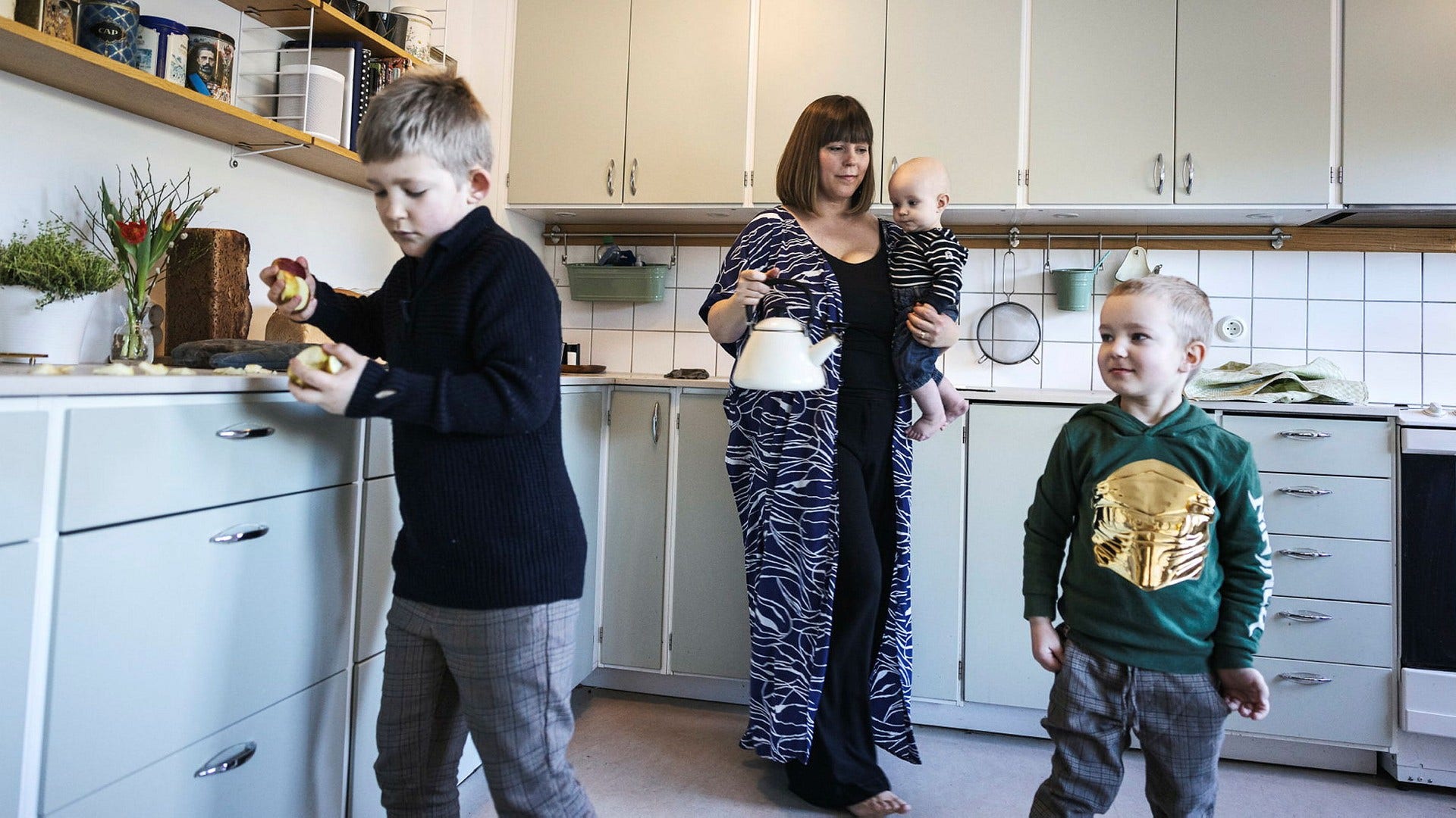 ”Först kom tankarna: 'Vem är jag utan mitt yrkesliv?' Men för mig var det betydelsefullt att kliva ur ekorrhjulet”, säger Josefin Alm som i dag lever som hemmafru.