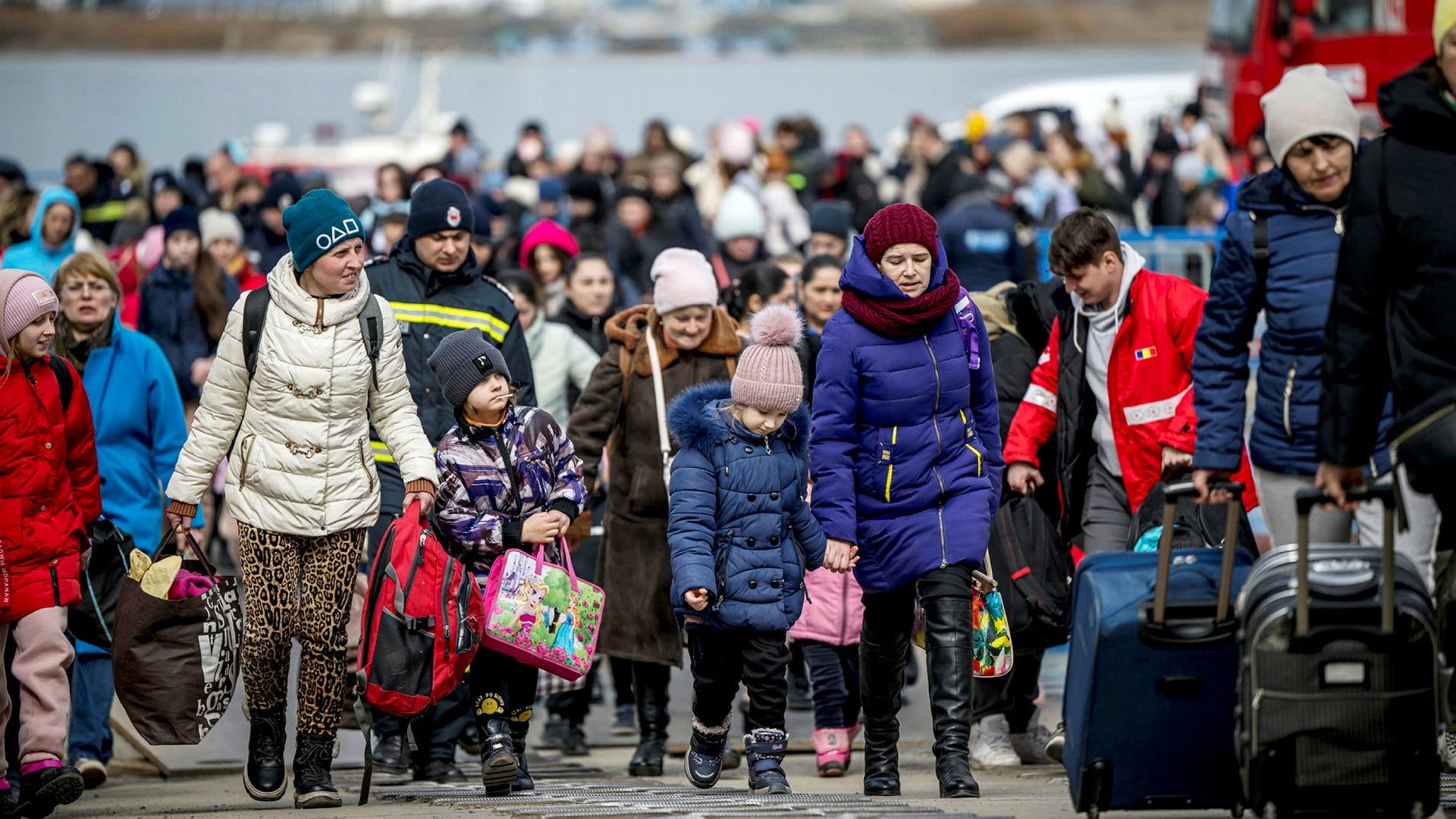 Flyktingar från Ukraina stiger av färjan och vandrar mot passkontrollen i Isaccea, Rumänien, i mars.