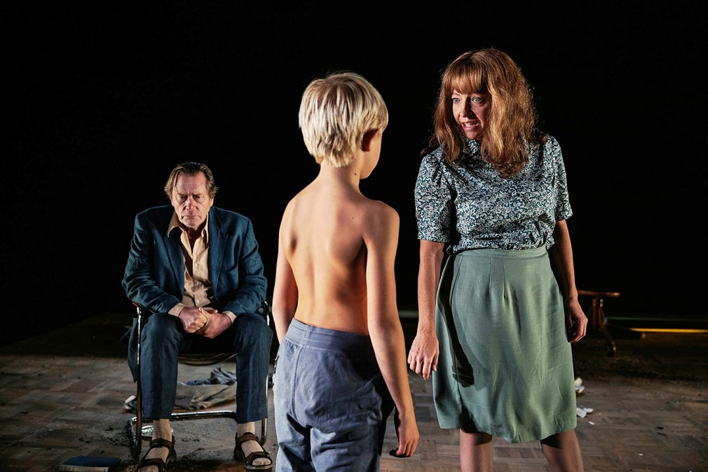 Dag Malmberg, Vincent Book och Susanne Karlsson i Lars Noréns ”Son Fader Moder” på Malmö Stadsteater.