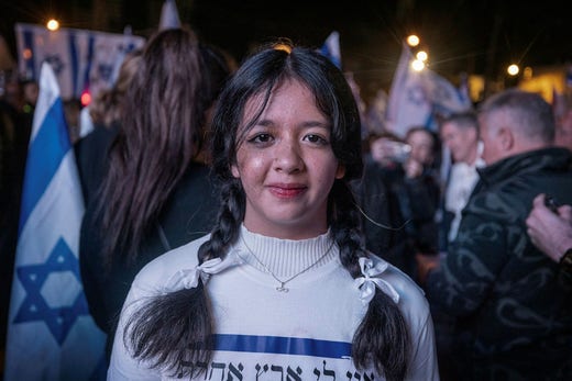 13-åriga Eliyana Hayut fick inte sjunga på en utbildningsdag för att det hade kunnat uppröra en ultraortodox man i publiken. I stället fick hon sjunga inför tusentals i Tel Aviv.