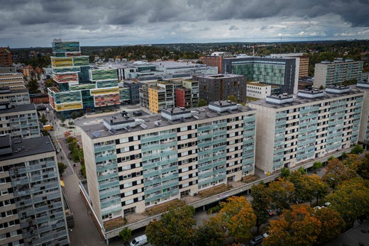 Malmvägen ligger i centrala Sollentuna, mittemot pendeltågsstationen, polisstationen, Kriminalvården och Attunda tingsrätt.