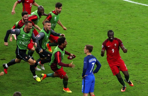 Éder has just decided the match for Portugal.  In blue we see Antoine Griezmann, who had thus lost a European final and a Champions League final in the space of a few weeks.