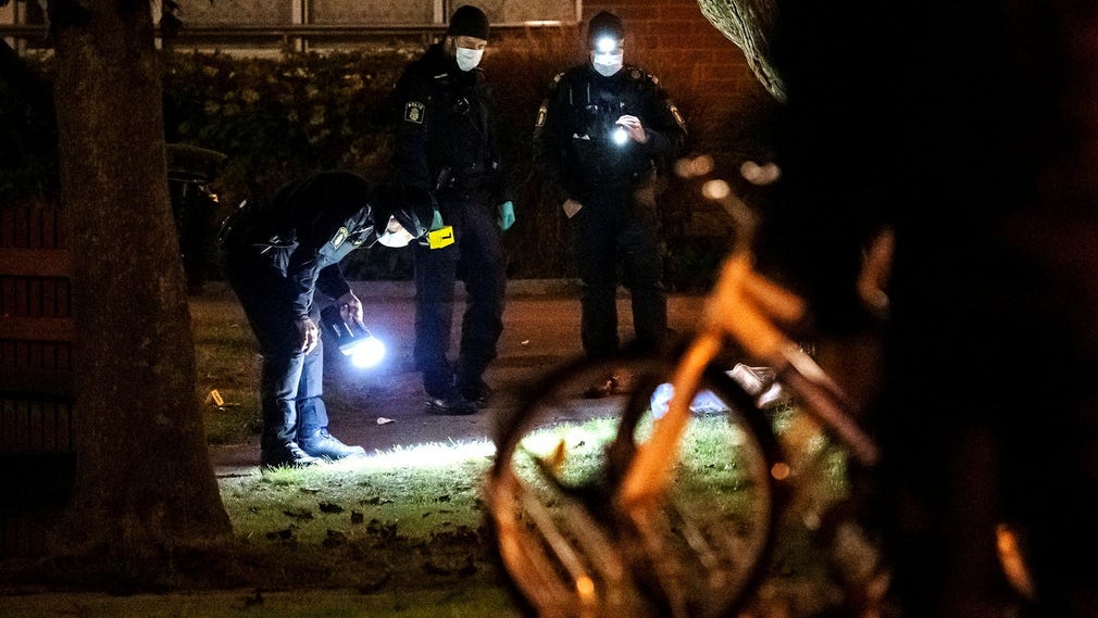 Polis på plats efter skjutningen i Kristianstad.