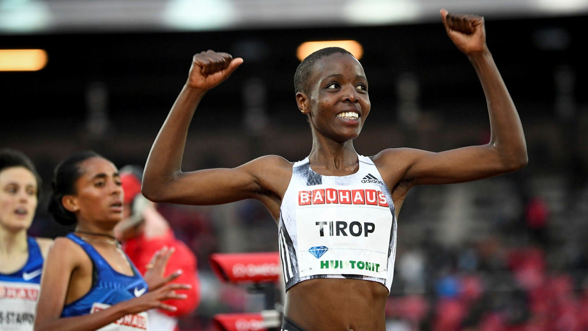 Agnes Tirop gör segergest efter att ha vunnit damernas 5000m under Diamond League på Stockholms stadion 2019. Tirop hittades död i sitt hem utanför Nairobi tidigare i oktober.