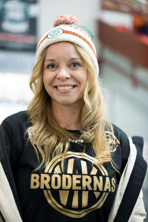 Ulrika Audells tröja visar logotypen som kommer att pryda lagets tröja till nästa säsong: ”Men det är det gamla märket som kommer att vara hjärtat”, säger hon.