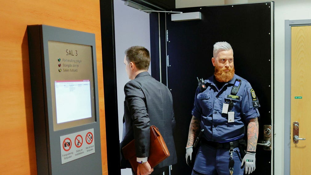Rättegången kring bilmordet på Hisingen, där två söner misstänks för att ha kört ihjäl sin mamma, är inne på sin andra dag.