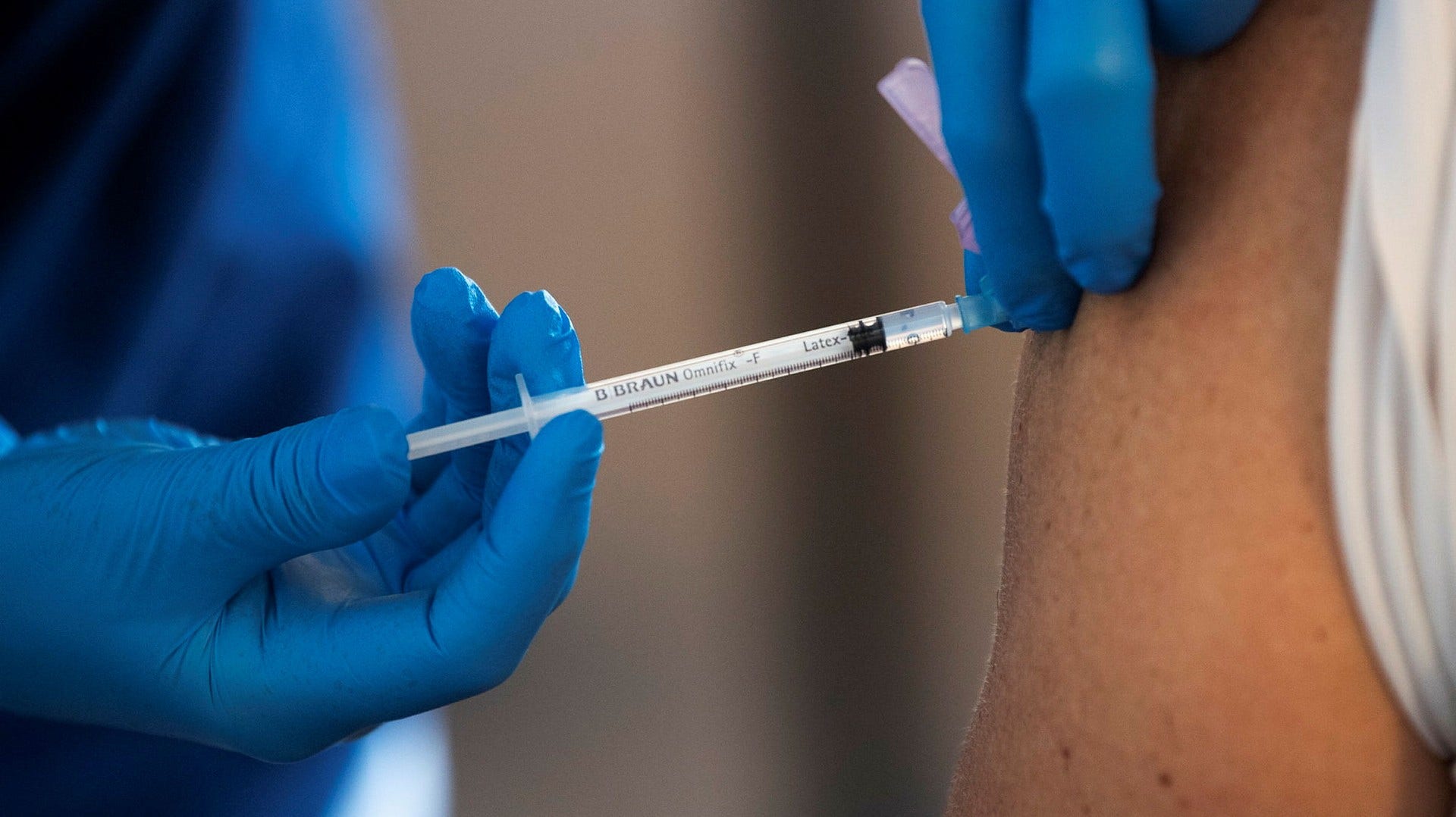 Trots upprepade insatser med informationskampanjer och strategiskt utplacerade vaccinbussar skiljer sig vaccinationsgraden stort i Stockholmsregionen.