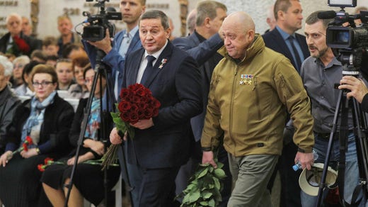 Jevgenij Prigozjin äger privatmilisen Wagner. Här på en ceremoni för en stupad Wagnersoldat i september förra året.
