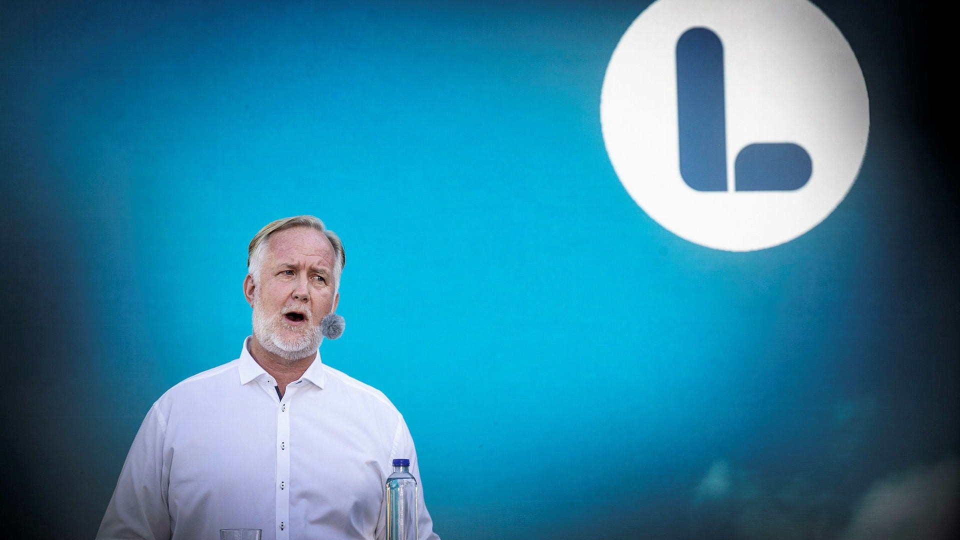 Det krävs både stålhandske och lovikkavante för att komma till rätta med ­samhällets utmaningar, skriver Liberalernas partiledare.
