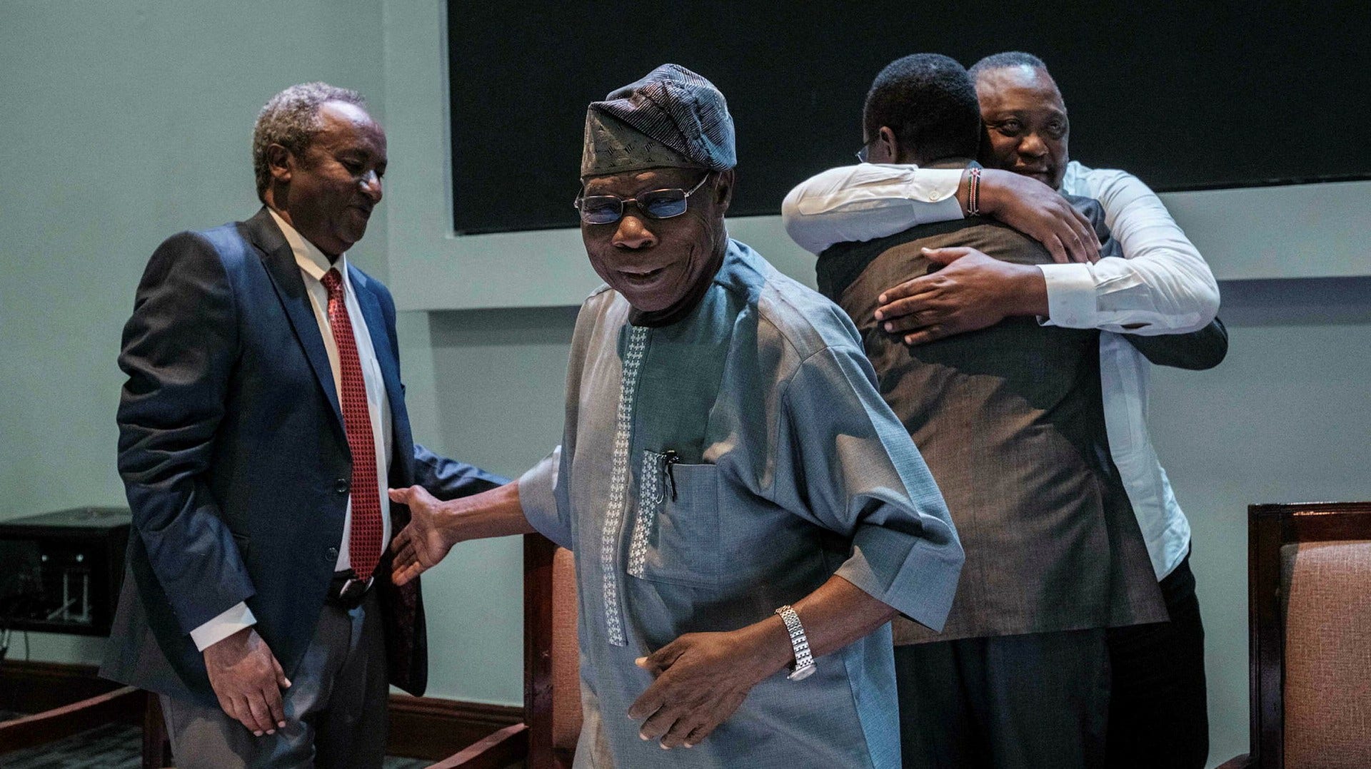 TPLF:s överbefälhavare Tadesse Worede har just hälsat på AU:s sändebud Olusegun Obasanjo, medan den federala regeringens militära stabschef Berhanu Jula får en kram av Kenyas tidigare president Uhuru Kenyatta.
