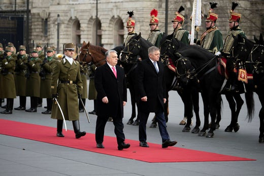 Il primo ministro slovacco Robert Fico, a destra, si è alleato con l’Ungheria e Viktor Orban – mentre i rapporti con la Repubblica ceca hanno raggiunto il punto più basso.