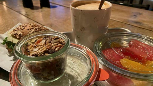 Frukosten beställs över disk.
