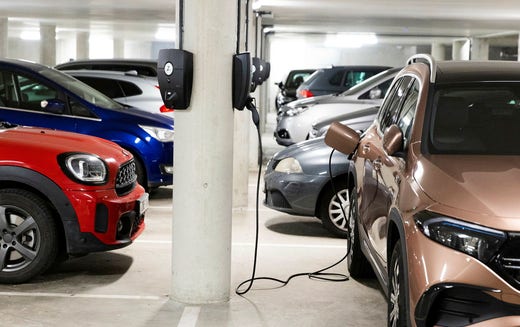 Tätt med laddning i BRF Kaptenens garage – numera är 41 av de nästan 90 p-platserna försedda med laddboxar.