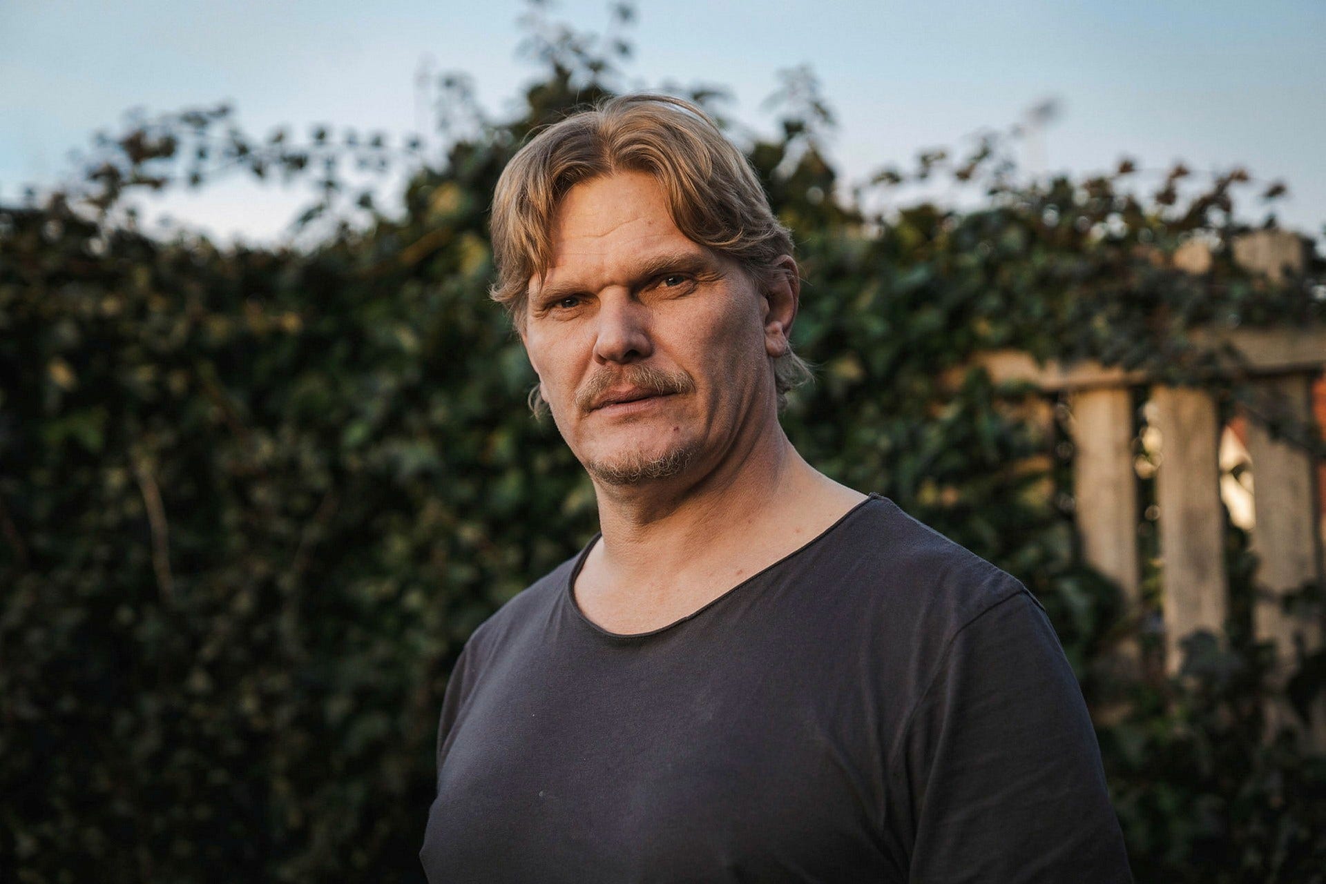 ”Vissa perioder får jag använda stolpiller både morgon och kväll så att man inte läcker. Det är så pass sönderknullat”, säger Morgan Hult om de problem han har än i dag efter övergreppen.