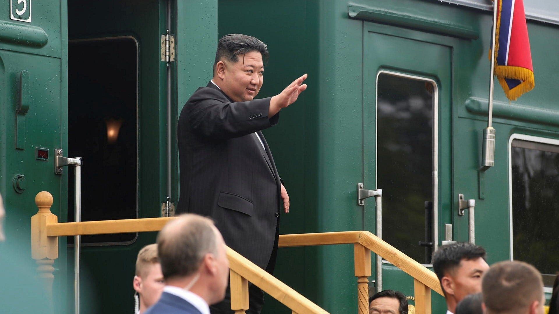 Kim Jong-Un vinkar när han kliver på sitt bepansrade tåg för att resa hem till Nordkorea.