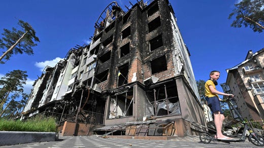 Una casa distrutta a Irbin, fuori dalla capitale ucraina, Kiev.