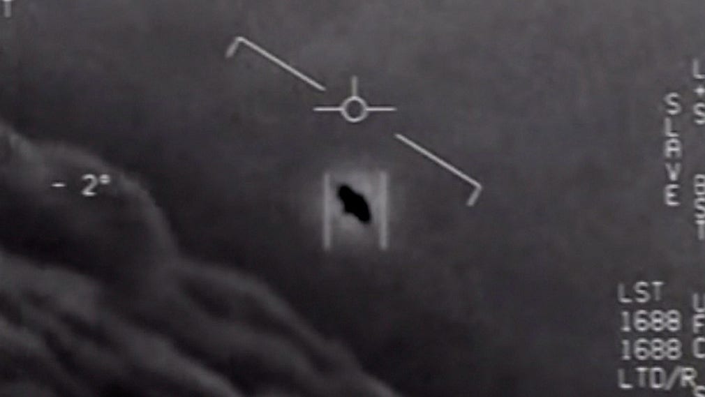 En stillbild ur en av de filmer som har tagits av amerikanska piloter och som visar ett hittills oidentifierat föremål.
