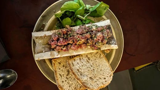 Märgben med tartar på innanlår, bondbröd och vattenkrasse.