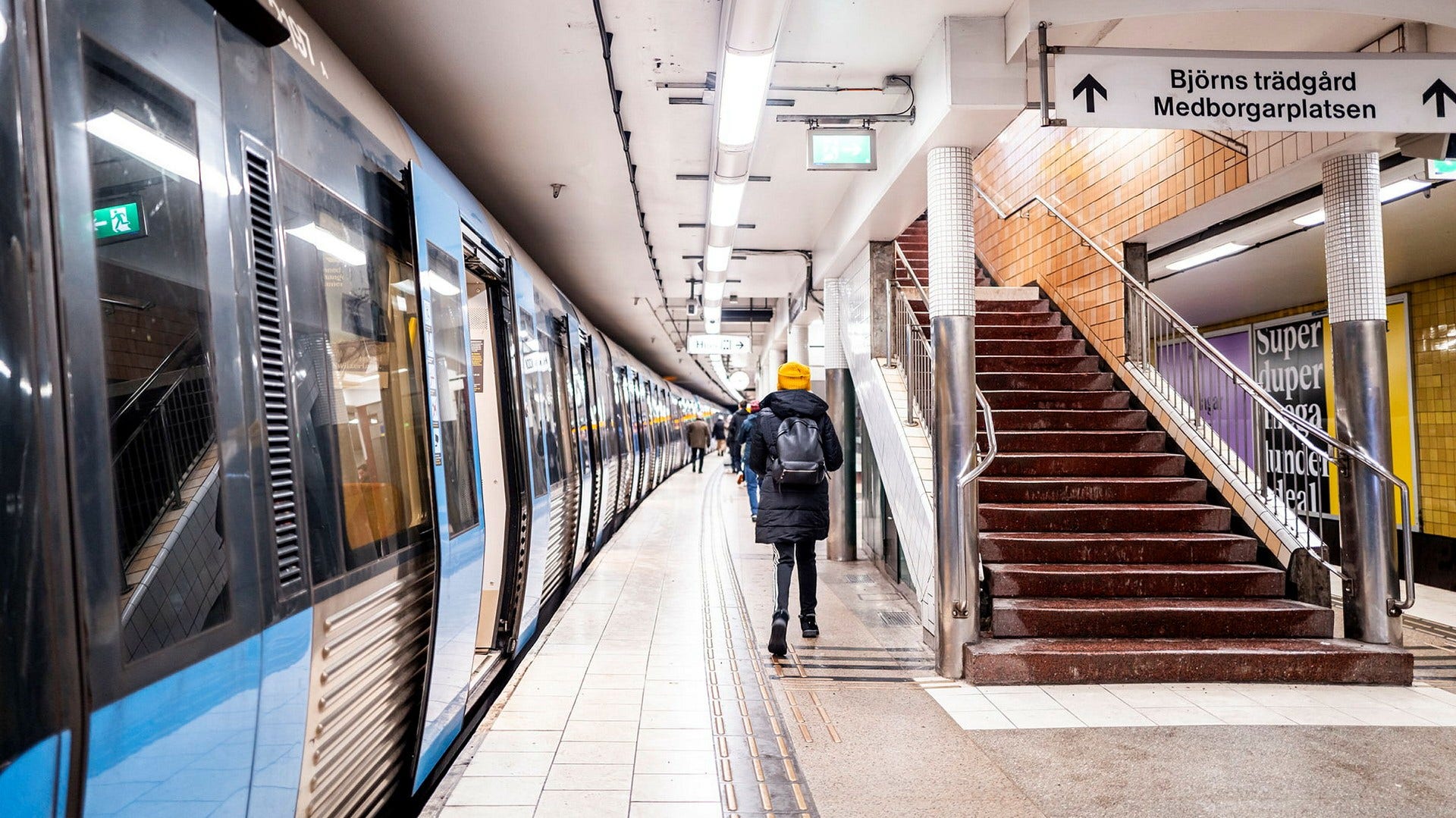 Tunnelbanetrafiken finns för att ett behov finns. Även på nätterna, menar skribenten.