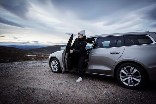 Jenny Nilsson Ranta kliver ur sin fyrhjulsdrivna Volvo på lågfjället Dundret där hon ofta är ute och promenerar på sin lediga tid.