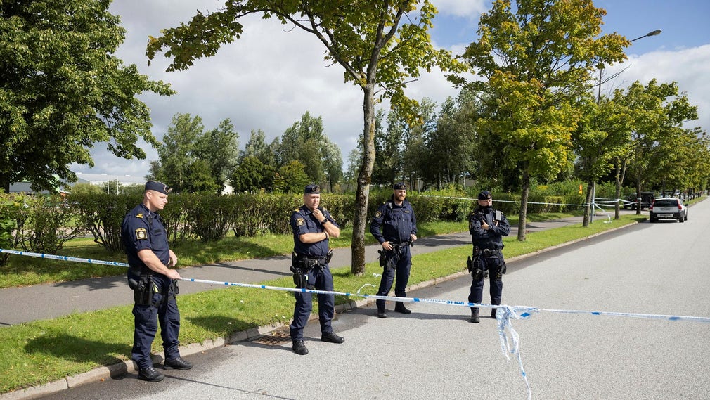 En lärare fick livshotande skador när en 15-årig elev i slutet av sommaren gick till attack med kniv på en skola i Eslöv.