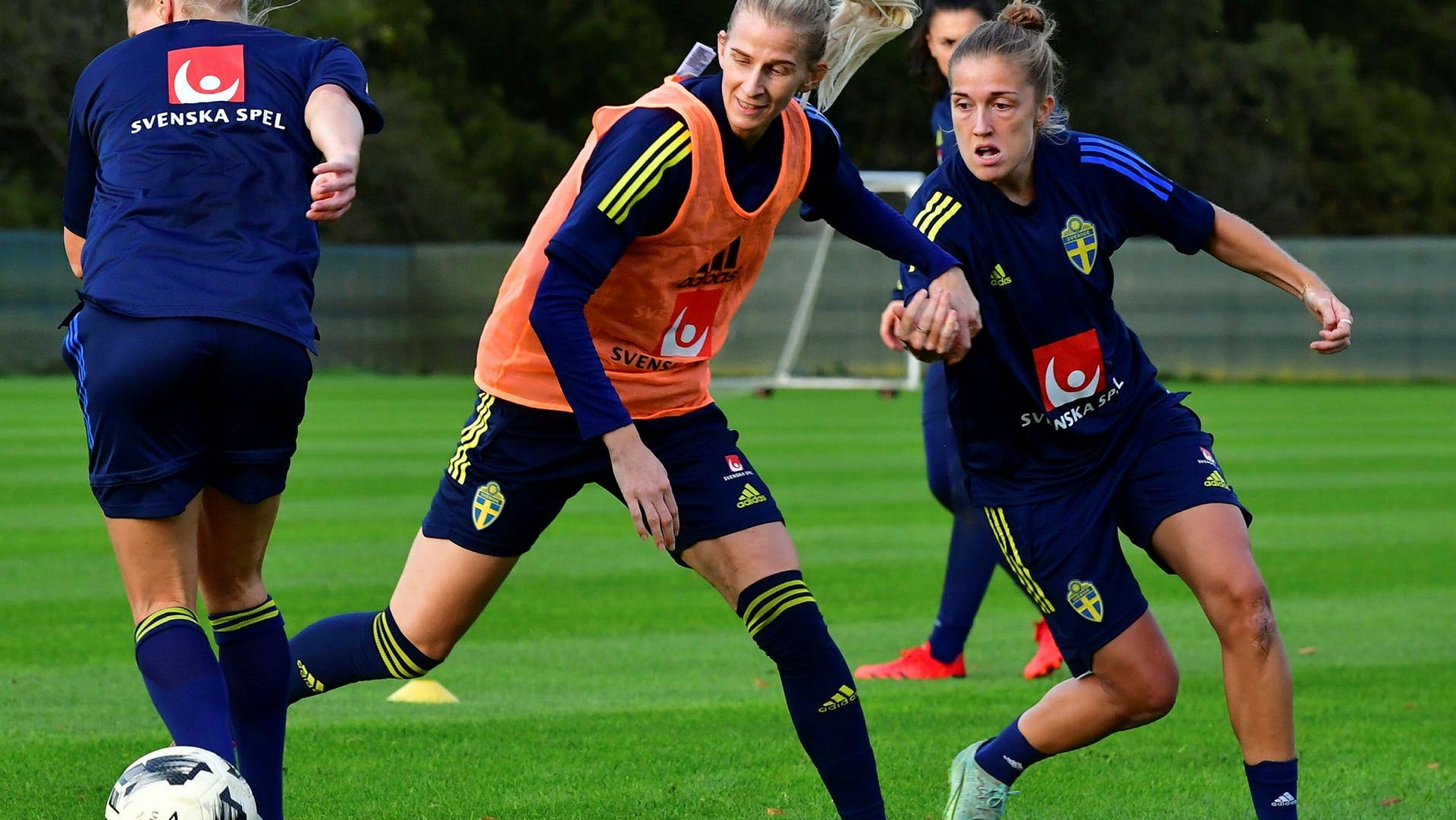 Landslagsanfallaren Sofia Jakobsson och mittfältaren Filippa Angeldahl under träning inför torsdagens VM-kvalmatch borta mot Irland.