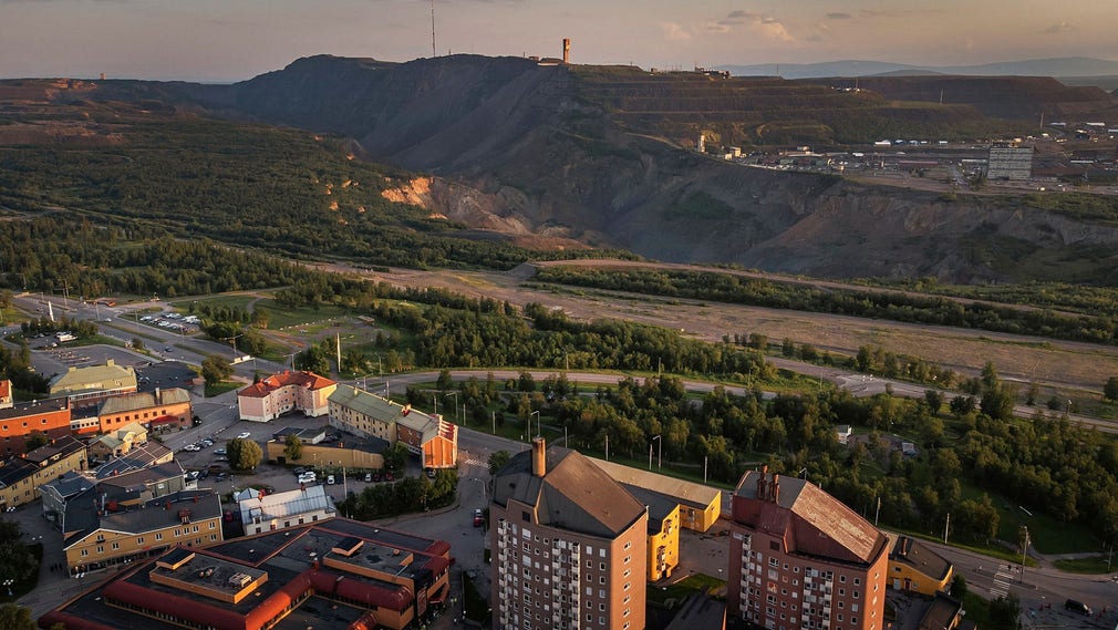 Centrala Kiruna med Kirunagruvan i bakgrunden.