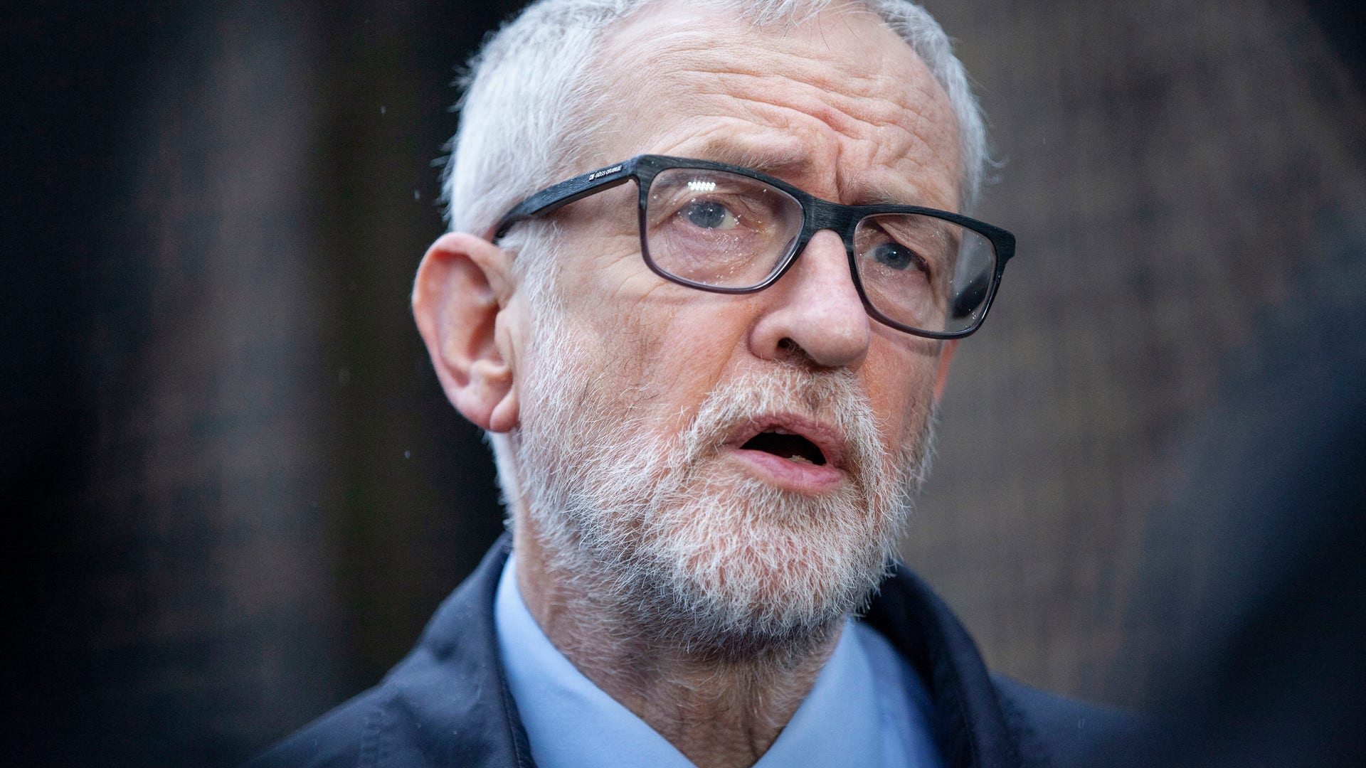 Jeremy Corbyn är välkommen tillbaka i Labourpartiet.