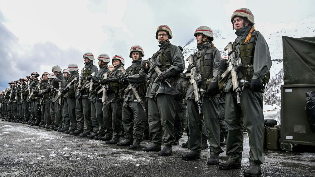 Svenska soldater i den internationella militärövningen Cold Response i nordnorska Narvik den 21 mars. Svenska soldater kommer att delta i i ett helt annat försvar om landet går med i Nato, påpekar insändarskribenten från Natolandet Norge.
